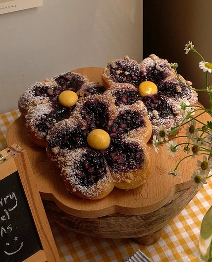Blueberry Streusel Buns 