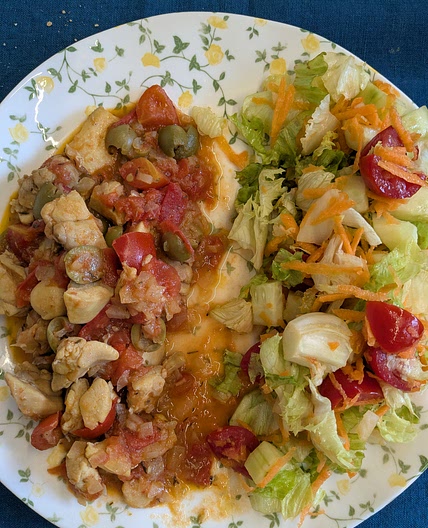 BOCCONCINI DI POLLO ALLE OLIVE CON INSALATA