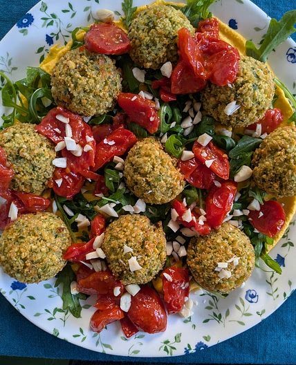 FALAFEL SU CREMA DI CAROTA E POMODORINI