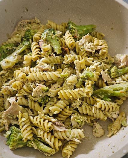 Creamy pesto broccoli chicken skillet