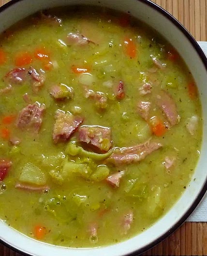 Erbseneintopf mit Speck und Kasseler