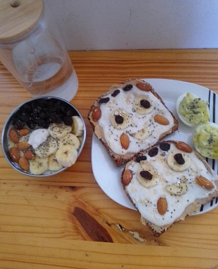 Toast with yogurt and eggs