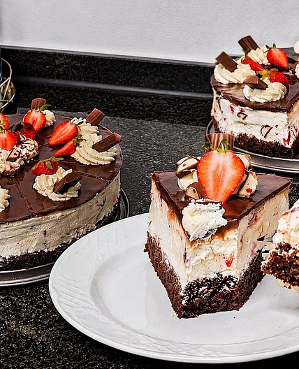 Die BESTE Erdbeer-Yogurette-Torte! 🍓🍫