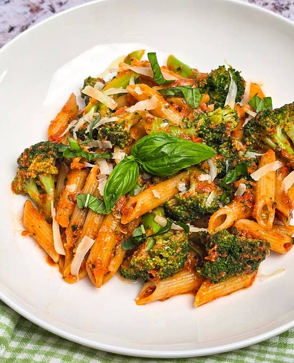 One-Pot Pasta with Sun-Dried Tomato Pesto and Broccoli