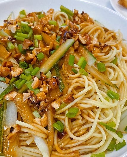 Chinese Veggie Sesame Noodles (麻酱拌面)