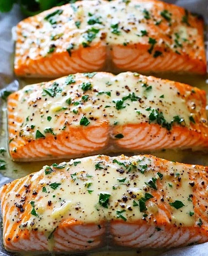 Baked salmon with creamy lemon and garlic sauce