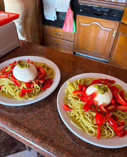 Massa com pesto, burrata e tomate Cherry