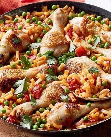 One-pan chicken and pea macaroni