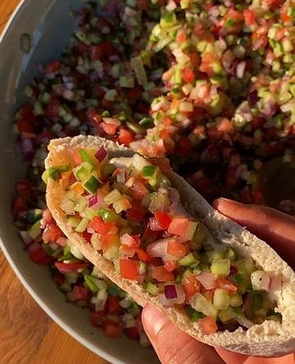 Salade Shirazi avec pain pita