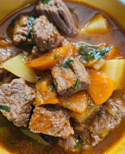 NO-RED-WINE BEEF GOULASH STEW WITH POTATOES & CARROTS