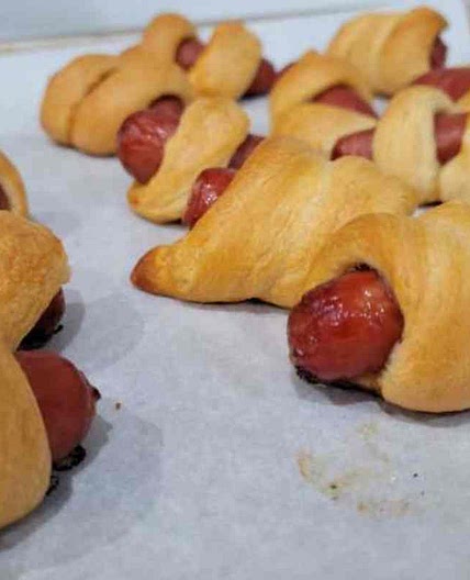 Easy Pigs in a Blanket (2 Ingredients)