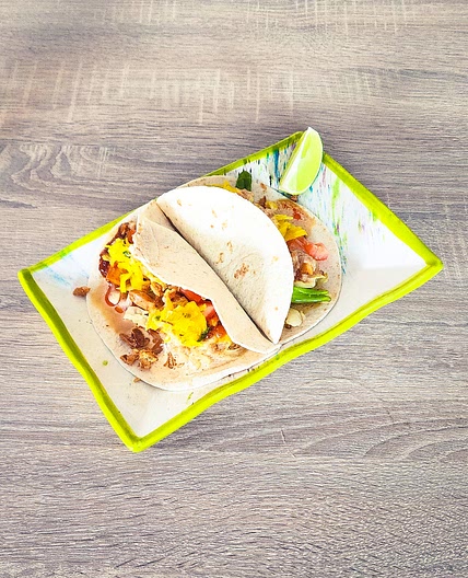 Tacos au poulet sauce satay, atjar & citron vert