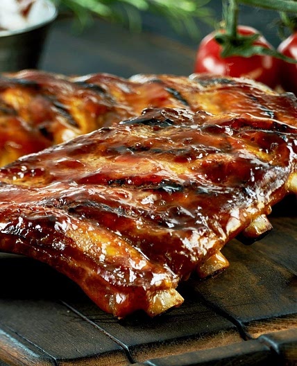 Costillar de cordero asado