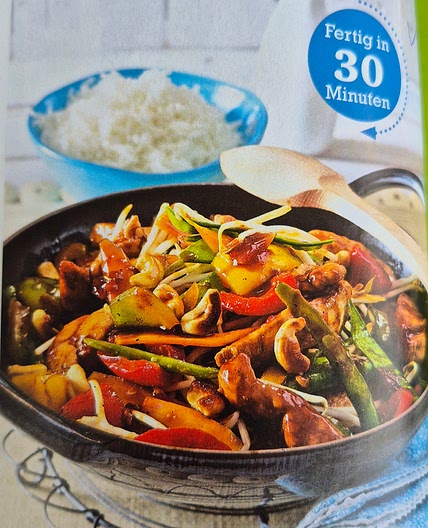 Asiawok mit Pute und buntem Gemüse