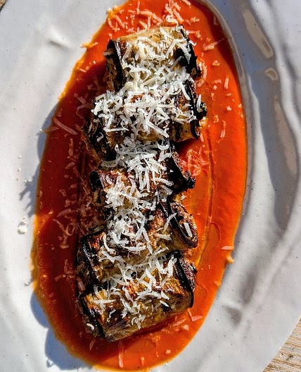 🍆🥩 Rouleaux d'aubergine farcis, sauce tomate rôtie et pecorino