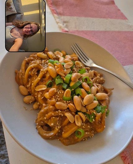 Udon-Nudeln mit Erdnuss-Sauce