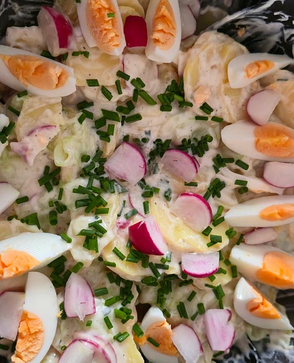 Kartoffelsalat mit Mayo und Salatgurke