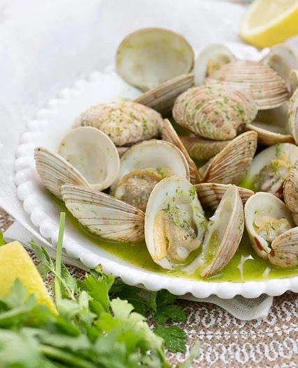 Almejas En Salsa Verde (Spanish Garlicky Clams)
