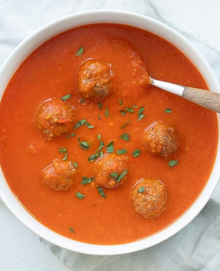 Klassieke Tomaat-Courgettesoep met Vleesballetjes