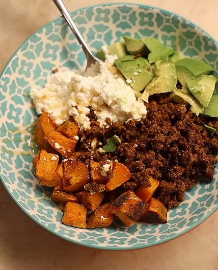 🥑  Smoky Taco Beef & Roasted Sweet Potato Bowl
