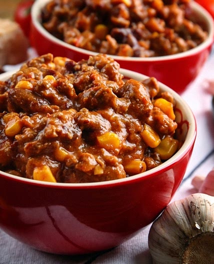 Chili mit Knoblauchbrot 