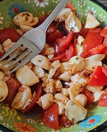 Mozarella met tomaat en crispy chilly oil