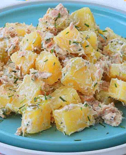 Salade de pommes de terre à la sauce au thon: saine et savoureuse