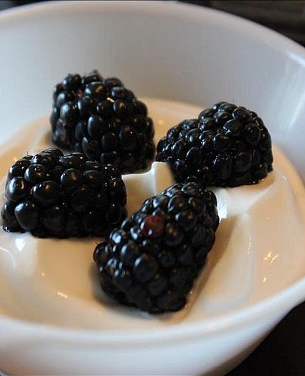Plain Yogurt with Blackberries