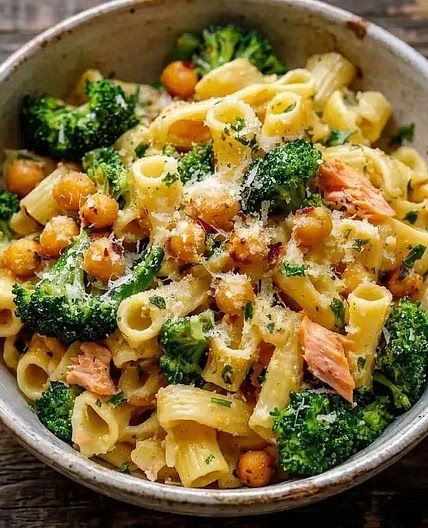 Easy Garlic Olive Oil Broccoli Chickpea Pasta 