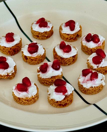 Gingerbread rounds with goat cheese and pomegranate