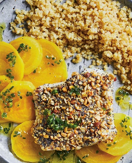 Poisson en croûte de noix, betteraves jaunes minute et huile de ciboulette