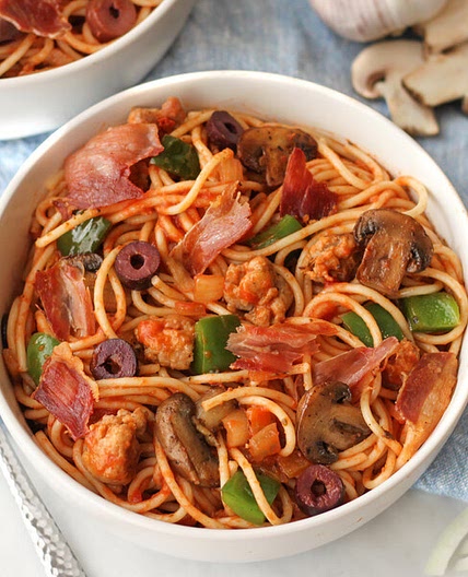 "Supreme Pizza" Pasta with Prosciutto, Mushrooms, Bell Pepper & Olives