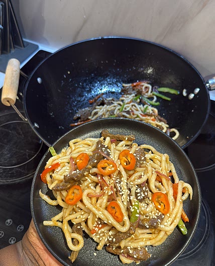 STICKY GARLIC BEEF UDON