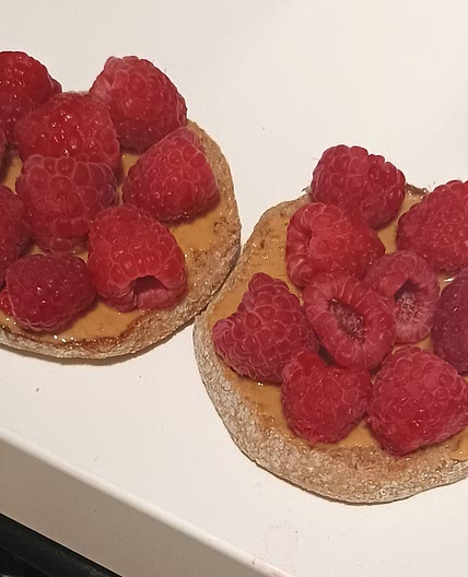 English muffin with Peanuts Butter & Raspberries