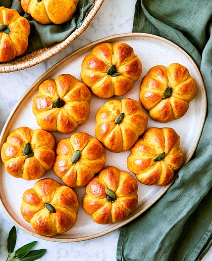 Pumpkin-shaped Dinner Rolls