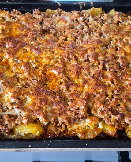 Cartofi cu carne tocata la cuptor