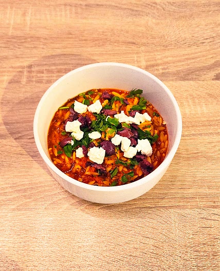 Orzo à la grecque, pignons de pin, feta & olives