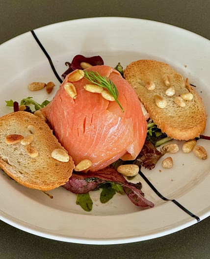 Creamy and smoky salmon bonbon