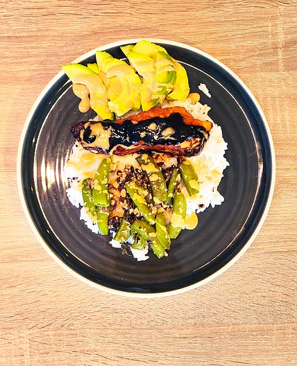 Saumon laqué au sésame, avocat & pois gourmands