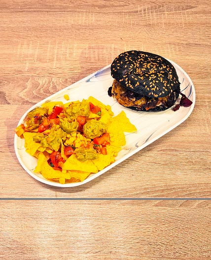 Cheeseburger & chips de tortilla garnies