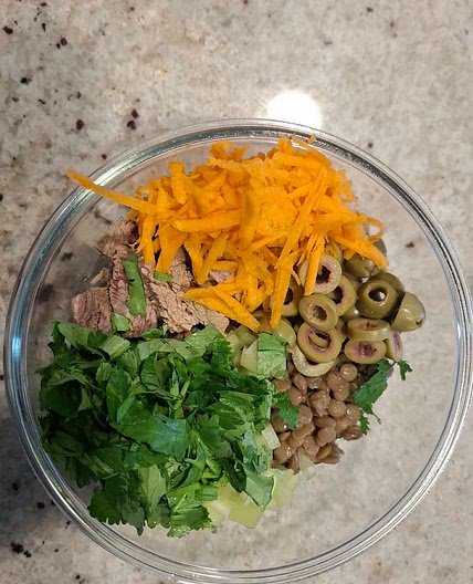 Salad with lean beef, lentils and vegetables