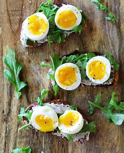 Hard boiled eds with lavash, rucola and balsamic