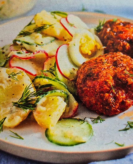 Apfel-Frikadellen zu Salat