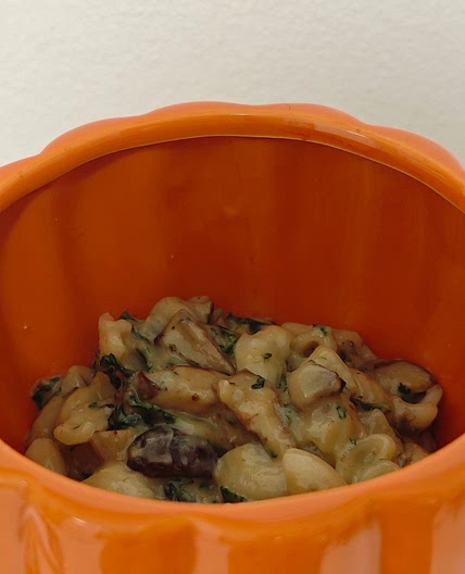 (Gluten free & vegan) ✨Mac n' cream✨ pasta with nettles & wild mushrooms 🌿