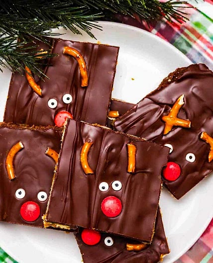 Christmas Reindeer Crack Toffee (Easy Saltine Toffee Recipe for Kids)