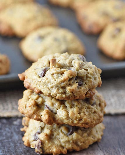 Easy Oatmeal Chocolate Chip Cookies