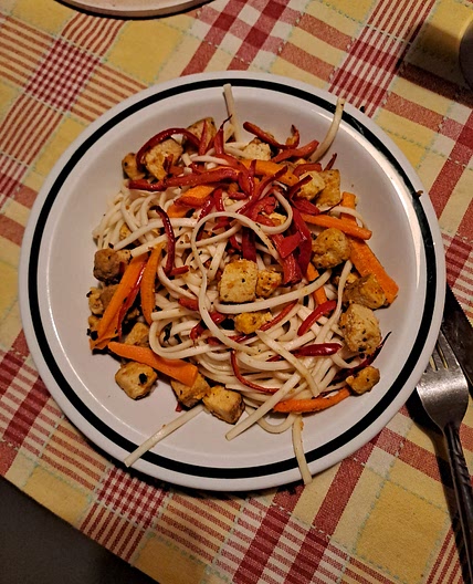 Soba con verdure e tofu affumicato