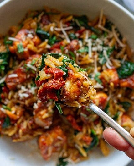 Creamy tomato, spinach & crispy tofu orzo