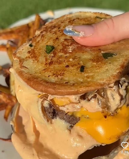 475 Cal Dinner : Low calorie garlic smash burgers
