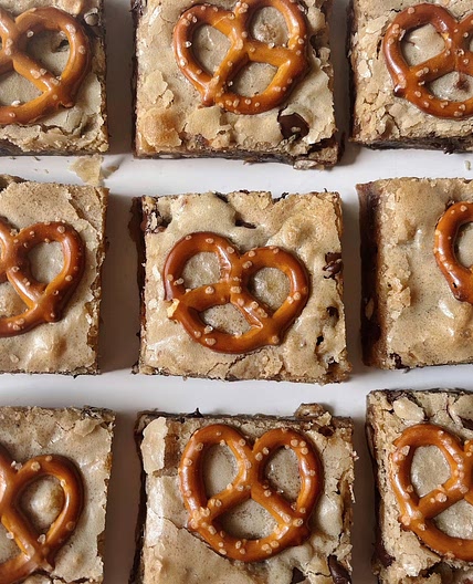 Simple Chocolate Chip Pretzel Cookie Bars